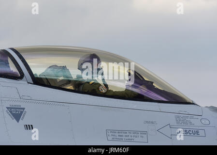 Pilote de la composante aérienne belge F-16AM Fighting Falcon FA-132 du 1e Escadron. Avec patch de bras pour Tactical Weapon Meet Banque D'Images