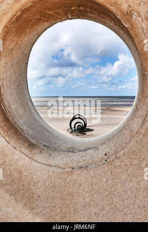 La sculpture en coquille de Marie, qui fait partie du projet mythique de littoral de Cleveleys sur la plage à marée basse vu à travers le hublot en béton Banque D'Images