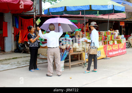 HAI Duong, Vietnam, SEPTEMBRE, 8 : La vie des Vietnamiens au vendeur sur le marché, Septembre 8, 2014 à Hai Duong, Vietnam Banque D'Images