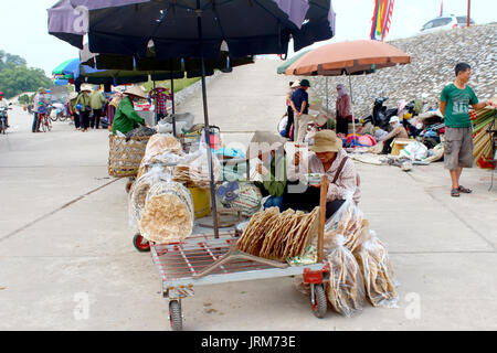 HAI Duong, Vietnam, SEPTEMBRE, 8 : La vie des Vietnamiens au vendeur sur le marché, Septembre 8, 2014 à Hai Duong, Vietnam Banque D'Images