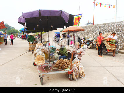 HAI Duong, Vietnam, SEPTEMBRE, 8 : La vie des Vietnamiens au vendeur sur le marché, Septembre 8, 2014 à Hai Duong, Vietnam Banque D'Images