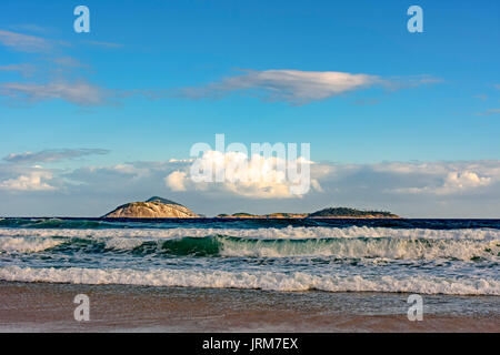 Voir d'îles Cagarras à l'après-midi en face de la plage d'Ipanema à Rio de Janeiro Banque D'Images