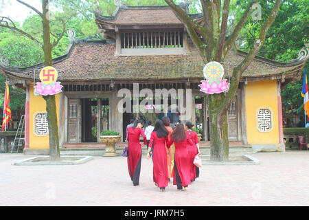 HAI Duong, Vietnam, octobre, 9 non identifié : Les femmes vietnamiennes porter robe longue traditionnelle, 9 octobre, 2014 à Hai Duong, Vietnam. Ao dai est célèbre Banque D'Images