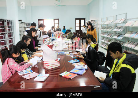 HAI Duong, Vietnam, avril, 14 : Les élèves en lecture sur la bibliothèque, 14 avril, 2015 à Hai Duong, Vietnam Banque D'Images