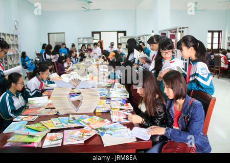 HAI Duong, Vietnam, avril, 14 : Les élèves en lecture sur la bibliothèque, 14 avril, 2015 à Hai Duong, Vietnam Banque D'Images