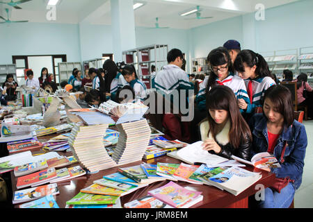 HAI Duong, Vietnam, avril, 14 : Les élèves en lecture sur la bibliothèque, 14 avril, 2015 à Hai Duong, Vietnam. Banque D'Images