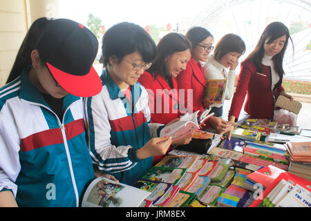 HAI Duong, Vietnam, avril, 14 : Les élèves en lecture sur la bibliothèque, 14 avril, 2015 à Hai Duong, Vietnam. Banque D'Images