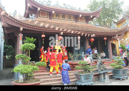 Haiduong, Vietnam, Mars, 31, 2015 : groupe de personnes participant à des festivals traditionnels Banque D'Images