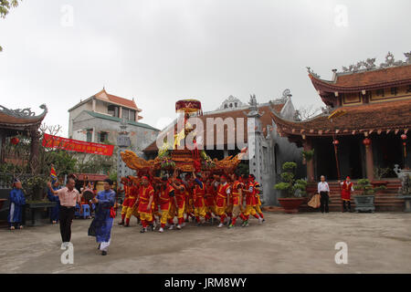 Haiduong, Vietnam, Mars, 31, 2015 : groupe de personnes participant à des festivals traditionnels Banque D'Images