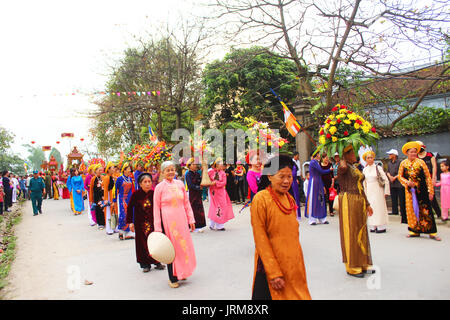 Haiduong, Vietnam, Mars, 31, 2015 : groupe de personnes participant à des festivals traditionnels Banque D'Images