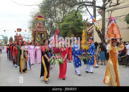 Haiduong, Vietnam, Mars, 31, 2015 : groupe de personnes participant à des festivals traditionnels Banque D'Images