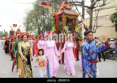 Haiduong, Vietnam, Mars, 31, 2015 : groupe de personnes participant à des festivals traditionnels Banque D'Images