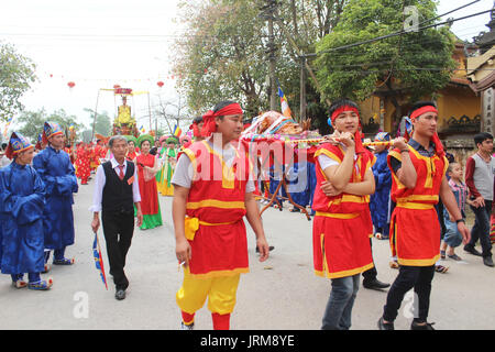 Haiduong, Vietnam, Mars, 31, 2015 : groupe de personnes participant à des festivals traditionnels Banque D'Images