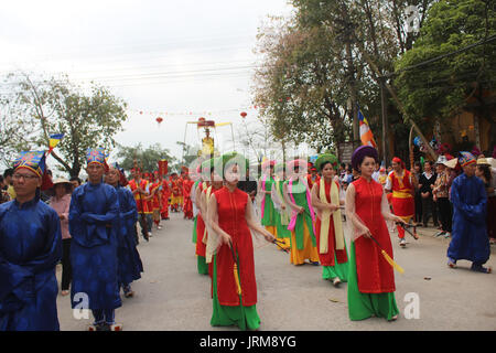 Haiduong, Vietnam, Mars, 31, 2015 : groupe de personnes participant à des festivals traditionnels Banque D'Images