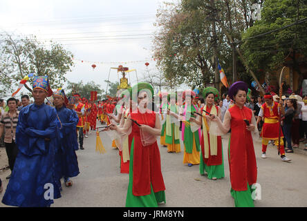 Haiduong, Vietnam, Mars, 31, 2015 : groupe de personnes participant à des festivals traditionnels Banque D'Images