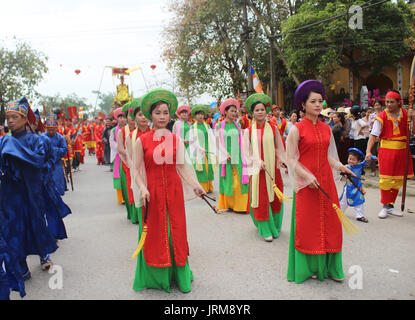 Haiduong, Vietnam, Mars, 31, 2015 : groupe de personnes participant à des festivals traditionnels Banque D'Images