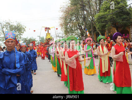 Haiduong, Vietnam, Mars, 31, 2015 : groupe de personnes participant à des festivals traditionnels Banque D'Images