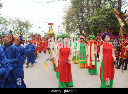 Haiduong, Vietnam, Mars, 31, 2015 : groupe de personnes participant à des festivals traditionnels Banque D'Images