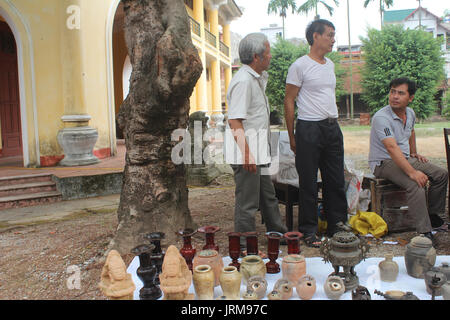 HAI Duong, Vietnam, octobre, 27 personnes : marché d'antiquités dans le 27 octobre 2014 à Hai Duong, Vietnam Banque D'Images