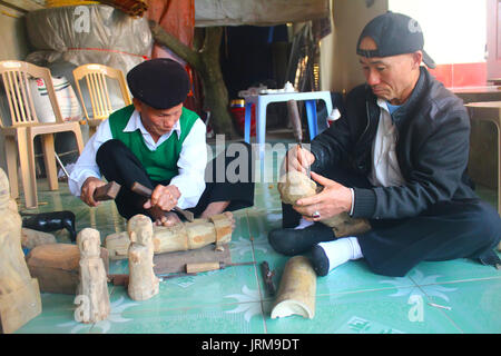 HAI Duong, Vietnam, décembre, 31 artisans : faire des marionnettes sur l'eau au Vietnam, 31 décembre 2014 à Hai Duong, Vietnam Banque D'Images