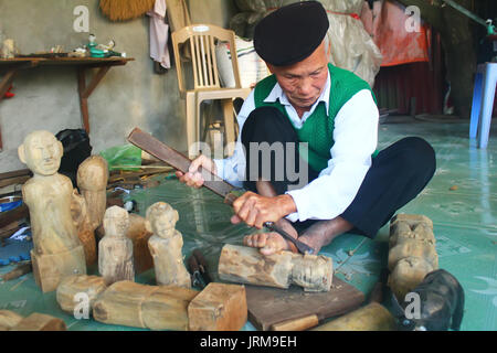 HAI Duong, Vietnam, décembre, 31 artisans : faire des marionnettes sur l'eau au Vietnam, 31 décembre 2014 à Hai Duong, Vietnam Banque D'Images