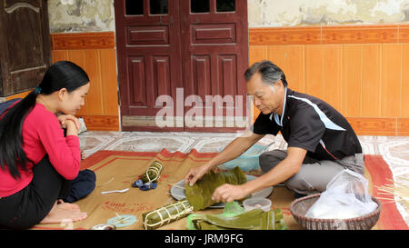 HAI Duong, Vietnam, novembre, 26 : gâteau de riz d'emballage le 26 novembre 2013 à Hai Duong, Vietnam Banque D'Images