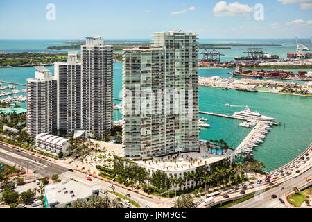 Vue aérienne de bâtiments modernes et port de South Beach Banque D'Images