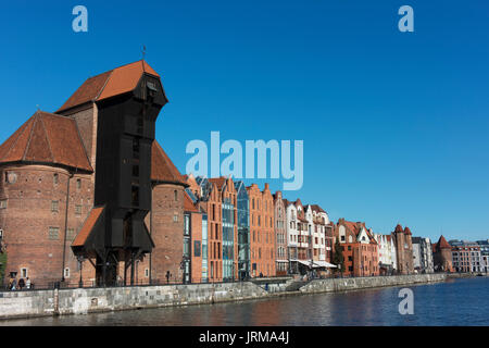 Les bâtiments historiques et la grue de Gdansk Port sur le Canal de Motlawa dans la vieille ville. Banque D'Images