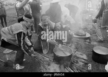 HAI Duong, Vietnam, Février, 21 personnes à faire l'examen : Gâteau de haricots au festival du CAO, Février 21, 2014 à Hai Duong, Vietnam. Banque D'Images