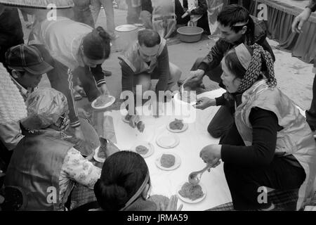 HAI Duong, Vietnam, Février, 21 personnes à faire l'examen : Gâteau de haricots au festival du CAO, Février 21, 2014 à Hai Duong, Vietnam. Banque D'Images