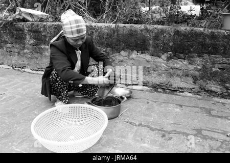 HAI Duong, Vietnam, novembre, 26 : feuille de lavage à l'emballage gâteau de riz le 26 novembre 2013 à Hai Duong, Vietnam Banque D'Images