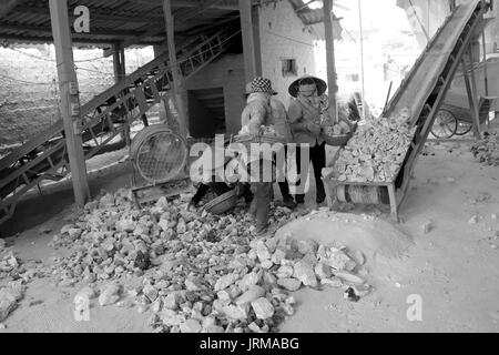 HAI Duong, Vietnam, 20 avril : les travailleurs travaillant en four à chaux sur le 20 avril 2014 à Hai Duong, Vietnam. Banque D'Images