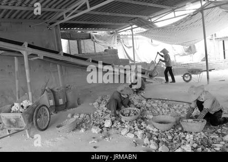 HAI Duong, Vietnam, 20 avril : les travailleurs travaillant en four à chaux sur le 20 avril 2014 à Hai Duong, Vietnam. Banque D'Images