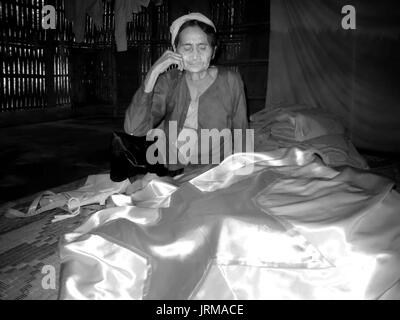 HAI Duong, Vietnam, septembre, 20 : vieille femme et le drapeau rouge dans sa maison, 20 septembre 2013 à Hai Duong, Vietnam Banque D'Images