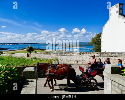 Les touristes en calèche visite de l'île de Batz, l'île de Batz, Finistère, Bretagne,France. Donnant sur l'eau sur une île où les voitures sont rares. Banque D'Images