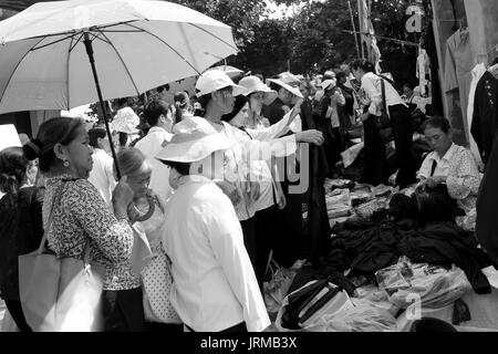 DUONG, Vietnam, septembre, 26 : robe femme vendant sur le marché, 26 septembre 2013 à Hai Duong, Vietnam Banque D'Images