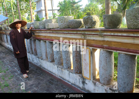 HAI Duong, Vietnam, septembre, 20 : Monk et vieilles pierres au mortier sur la pagode, Septembre 20, 2013 à Hai Duong, Vietnam. ces ustensiles sont les gens ne Banque D'Images