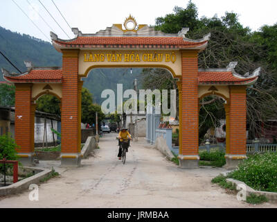 HAI Duong, Vietnam, septembre, 5 : femme vend des légumes sur la rue en vélo, 5 septembre, 2013 à Hai Duong, Vietnam Banque D'Images