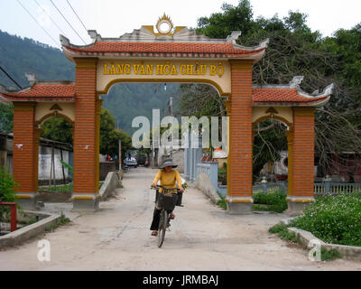 HAI Duong, Vietnam, septembre, 5 : femme vend des légumes sur la rue en vélo, 5 septembre, 2013 à Hai Duong, Vietnam Banque D'Images