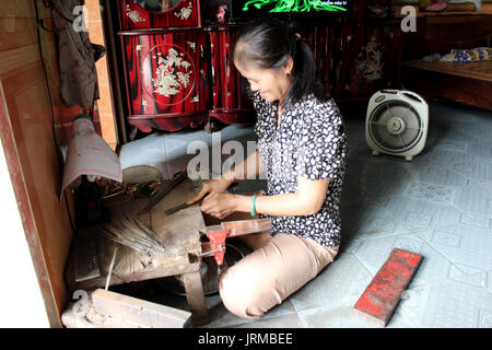 HAI Duong, Vietnam, 27 mai : conçu bijoutier bagues le 27 mai 2013 dans village traditionnel des bijoutiers Chau khe, Thuc khang, Binh giang, Hai Duong, Banque D'Images