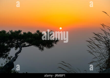 Lever du soleil sur les montagnes de Bukhansan à Séoul, Corée. Banque D'Images