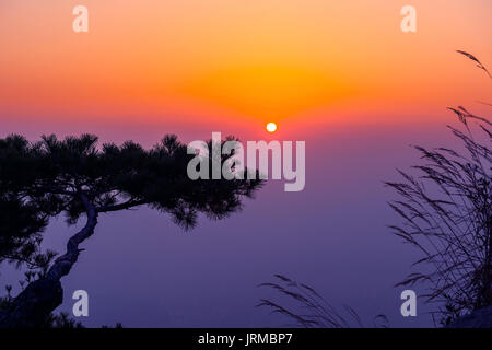 Lever du soleil sur les montagnes de Bukhansan à Séoul, Corée. Banque D'Images