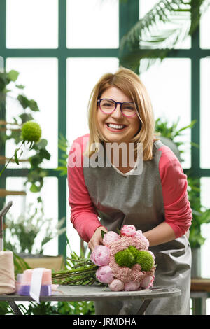 Avec des lunettes fleuriste bouquet rend Banque D'Images