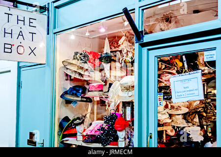 Chapeau dans une vitrine ; Hüte in einem Schaufenster Banque D'Images