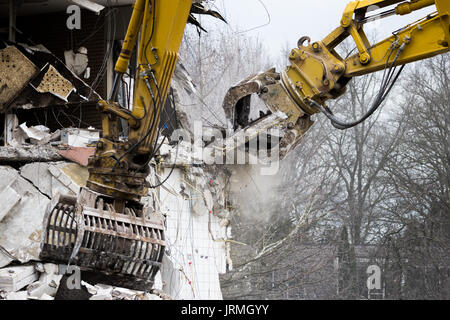 Démontage des grues de démolition d'un bâtiment Banque D'Images