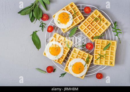 Petit-déjeuner sain - gaufres, œufs, tomates et fines herbes. Mise à plat. Vue d'en haut Banque D'Images