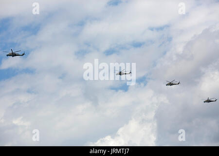 Koubinka, Russie, 05 août 2017 - Quatre hélicoptères d'attaque Mi-24 russes volant dans le ciel. Banque D'Images