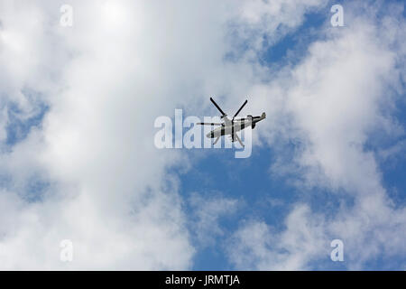 Koubinka, Russie, 05 août 2017 - L'hélicoptère d'attaque russe Ka-52 volant dans le ciel. Banque D'Images