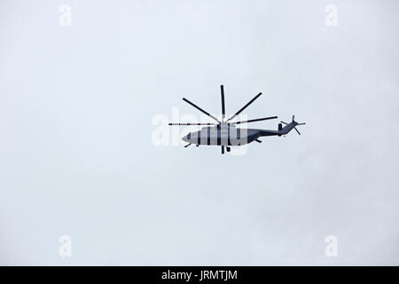 Koubinka, Russie, 05 août 2017 - L'hélicoptère de transport lourd russe Mi-26 volant dans le ciel. Banque D'Images