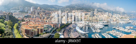 MONACO - 8 avril : paysage urbain d'immeubles gratte-ciel et le littoral à Monaco, Monaco, le 8 avril 2017. Monaco est le deuxième plus petit et le plus den Banque D'Images